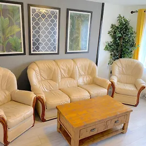 Windy House - Private Garden With Patio - Free Parking Apartment